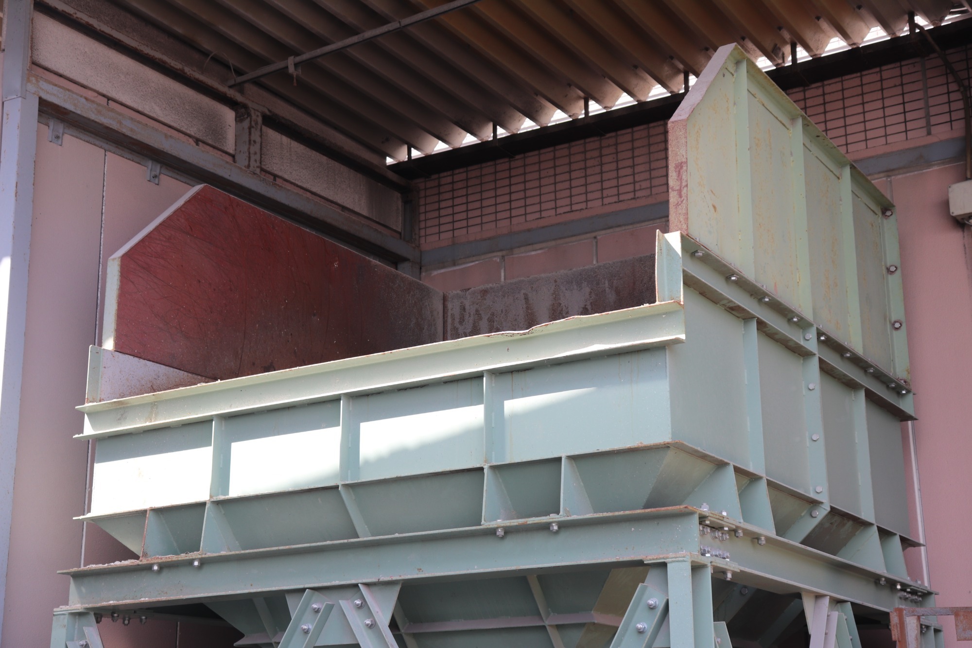 破砕機 ガラスびんを細かく砕く 破砕機 ガラスびんを細かく砕く