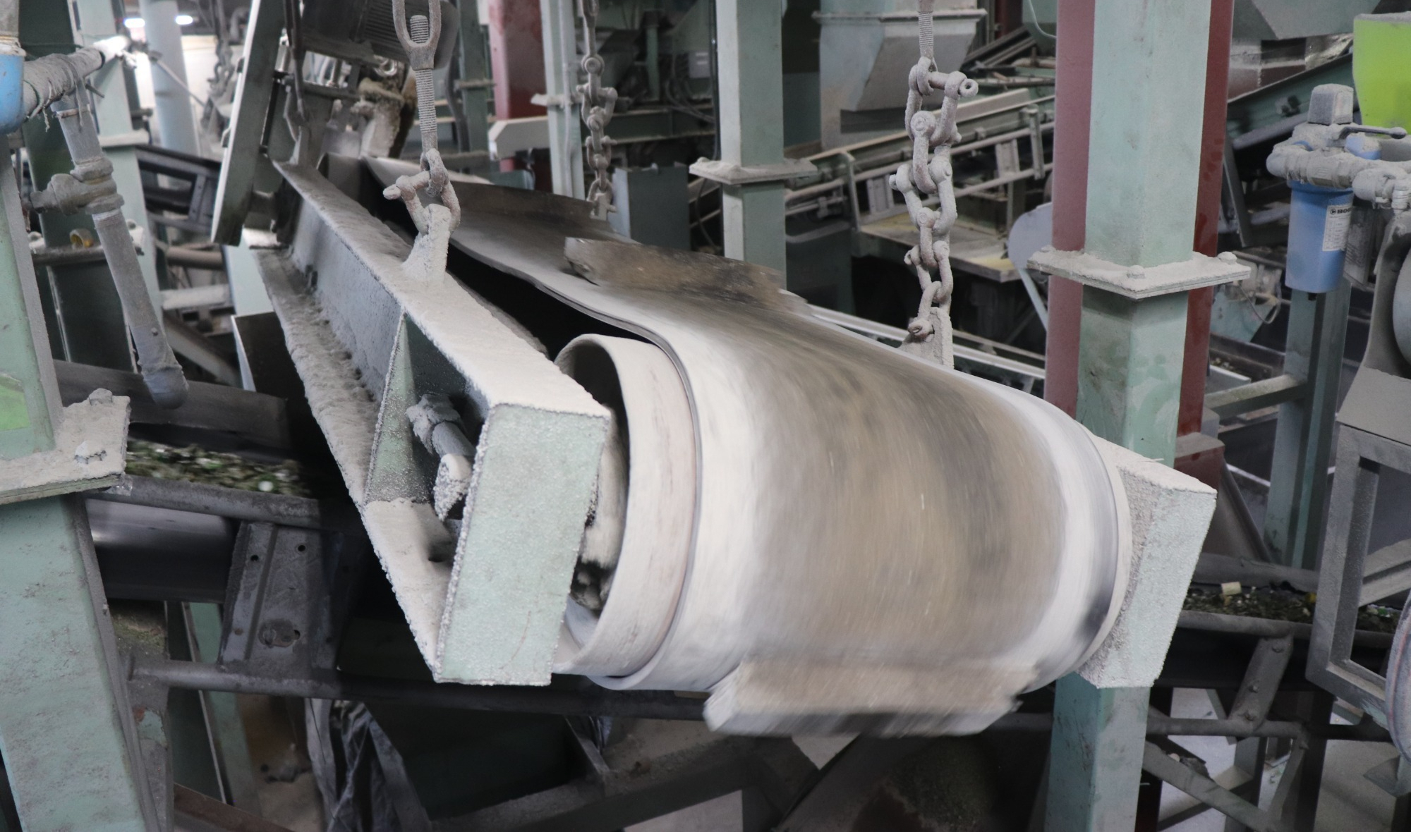 投入ホッパー ガラスびんの投入 投入ホッパー ガラスびんの投入