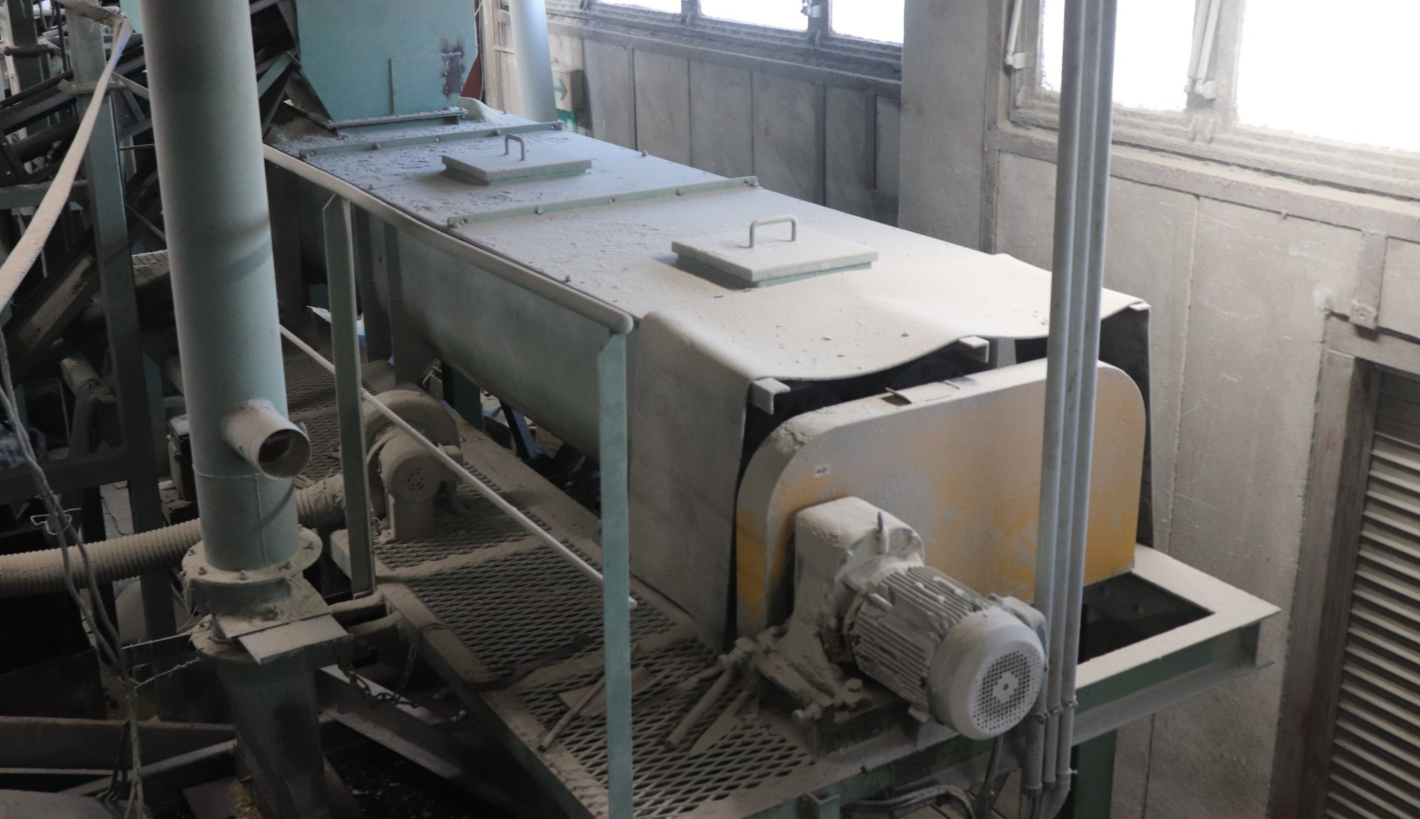 破砕機 ガラスびんを細かく砕く 破砕機 ガラスびんを細かく砕く