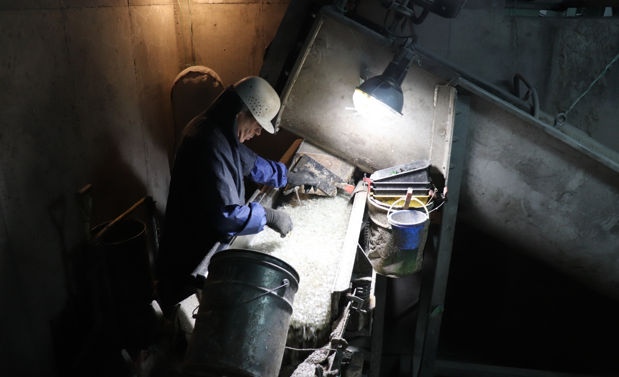 投入ホッパー ガラスびんの投入 投入ホッパー ガラスびんの投入