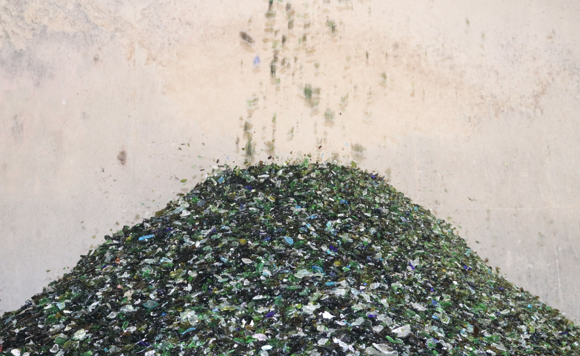 破砕機 ガラスびんを細かく砕く 破砕機 ガラスびんを細かく砕く